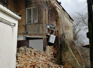 В Ессентуках обрушилась стена старинного жилого дома