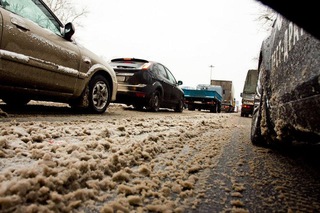 Пятигорские водители жалуются на порчу автомобилей из-за антигололедной смеси