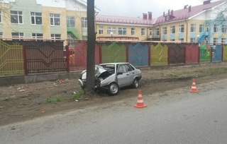 В Пятигорске два человека пострадали при столкновении легковушки с деревом