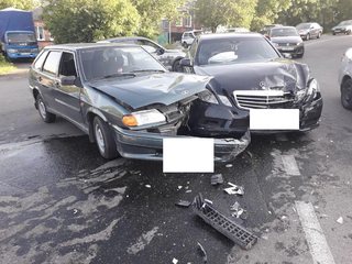 В Ставрополе автоледи врезалась в Mercedes
