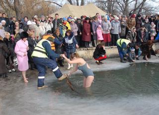 Крещенские купания собрали свыше 20 тысяч жителей и гостей Пятигорска