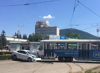 В Пятигорске из-за неисправной «стрелки» трамвай врезался в иномарку
