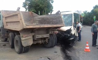 В Кисловодске семь человек пострадали при столкновении маршрутки и КамАЗа