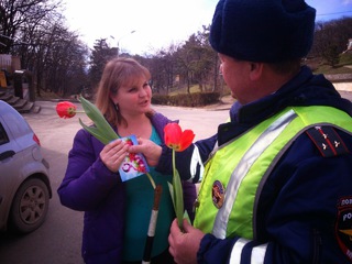 Пятигорские инспекторы поздравили женщин-водителей с 8 марта