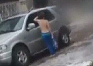 В Ставрополе голая женщина била машины и ругалась матом