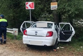 Под Ставрополем при столкновении автомобиля с деревом погиб человек