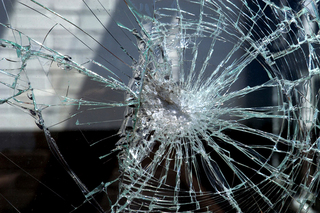 В Пятигорске пьяный хулиган разбил стекло полицейского автомобиля