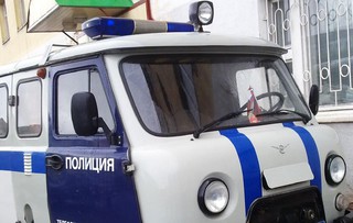В Минводах священник на иномарке врезался в полицейский УАЗ с арестованными