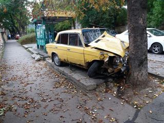 В Кисловодске водитель легковушки протаранил машину и врезался в дерево