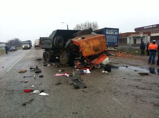 На Ставрополье при столкновении двух грузовиков погибли два человека