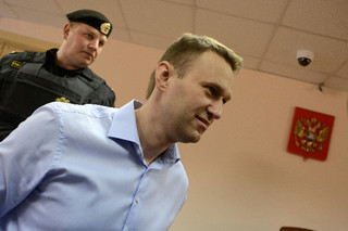 Суд отпустил Навального и Офицерова под подписку о невыезде