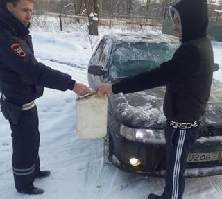В новогодние праздники сотрудники Госавтоинспекции Ставрополья помогали водителям