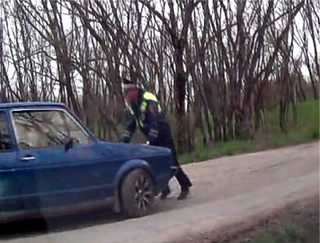54-летняя автоледи из Иноземцево пыталась задавить инспектора ДПС