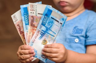 В России семьям с детьми повторно выплатят по 10 тысяч рублей на ребенка