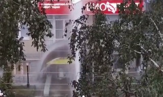 В Пятигорске из-за прорыва водопровода забил многометровый фонтан