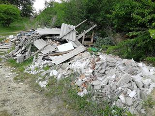Жители Кисловодска жалуются на строительный мусор за горбольницей