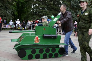 В Пятигорске в честь Дня Победы прошел парад детских колясок и велосипедов