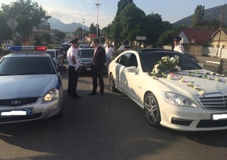 В Пятигорске полиция из-за стрельбы задержала свадебный кортеж