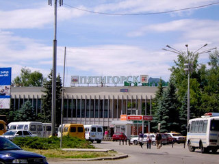 Мэр Пятигорска отдал распоряжение решить проблему с доступом пассажирского транспорта на привокзальную площадь.