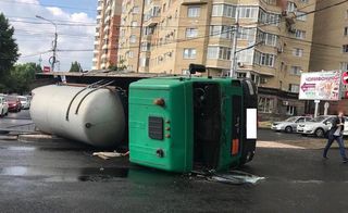 В Ставрополе перевернулся грузовик с кислородом в цистерне