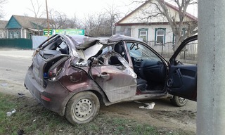 В Пятигорске при столкновении легковушки с опорой ЛЭП погиб пассажир