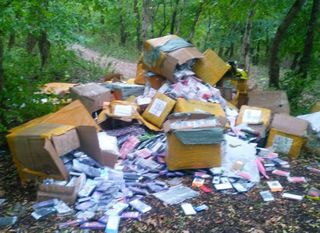 В лесу под Пятигорском неизвестные выбросили новые чехлы для телефонов