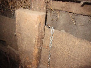 Житель Ставрополья наказал своего работника, посадив его на цепь