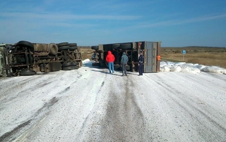 На Ставрополье в результате ДТП перевернулся грузовик с селитрой