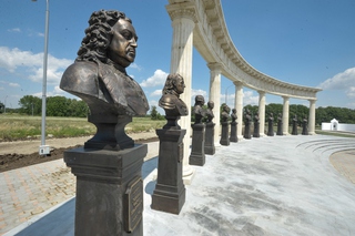 В Михайловске открылась скульптурная композиция «Слава российским адмиралам»