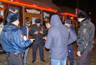 В Пятигорске полиция совместно с ОМОНом проводит ночные рейды