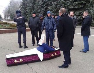 В Ставрополе коммунисты устроили перед зданием Правительства пикет в гробу