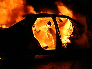 В Пятигорске на автостоянке сгорели две дорогие иномарки