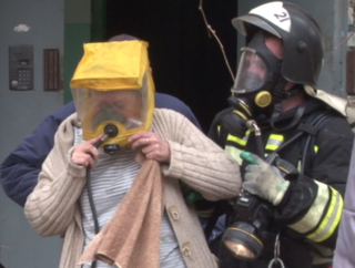 Невинномысские пожарные спасли из горящего дома 30 жильцов