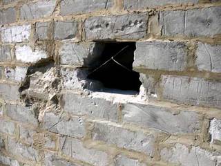 На Ставрополье воры разобрали стену, чтобы ограбить базу