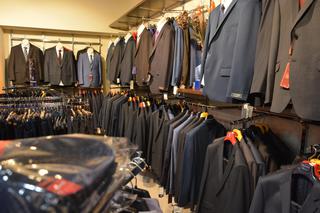 Из магазина в Минводах изъяли 1,7 тысячи незаконно ввезенных мужских костюмов