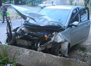В Пятигорске женщина-водитель попала в реанимацию, врезавшись в бетонный блок во время ДТП