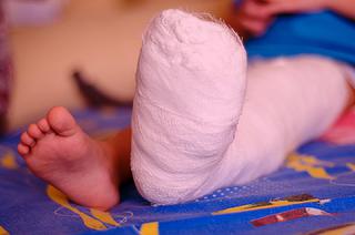 В Пятигорске массажист сломал ребенку ногу во время сеанса