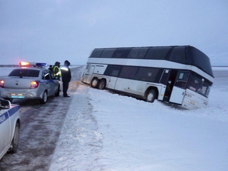 На Ставрополье автоинспекторы помогли вызволить автобус из снежного плена