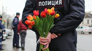 В Пятигорске сотрудники ГИБДД дарили автоледи цветы