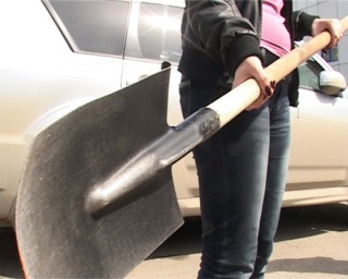 Жительница Ставрополья набросилась на полицейского с лопатой