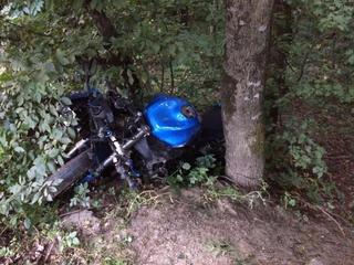 Пьяный житель Ставрополя врезался в дерево на угнанном мотоцикле