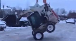В Пятигорске снегоуборщик исполнил на улице акробатический танец