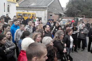 В Минводах люди собрались на митинг у здания городской полиции