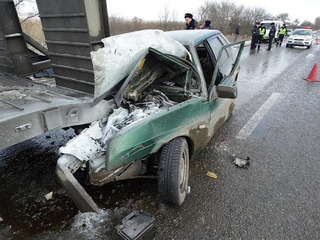На Ставрополье водитель легковушки погиб, врезавшись в «КамАЗ»