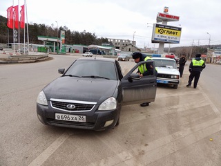 В Пятигорске за 3 часа рейда инспекторы выписали 10 штрафов за тонировку и выявили 2 нетрезвых водителей