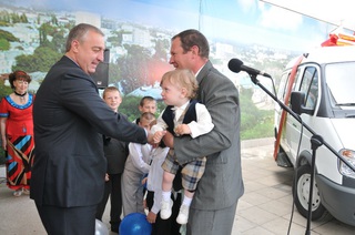 Двум многодетным семьям из Пятигорска подарили микроавтобусы