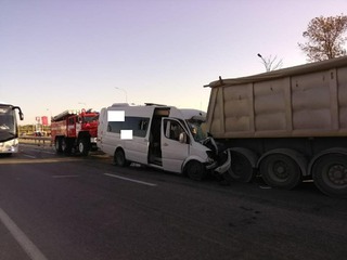 На Ставрополье пассажирский микроавтобус столкнулся с грузовиком