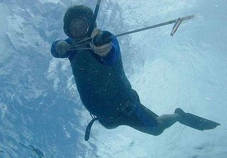 В одном из озер Ставрополья любитель подводной охоты прострелил себе ногу и погиб
