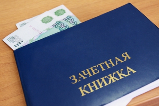 В Пятигорске завкафедрой вуза получила от студентки взятку в 76 тысяч рублей