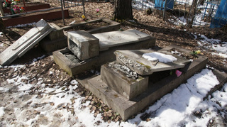 В Пятигорске работник ритуальной конторы из мести разгромил памятники на кладбище